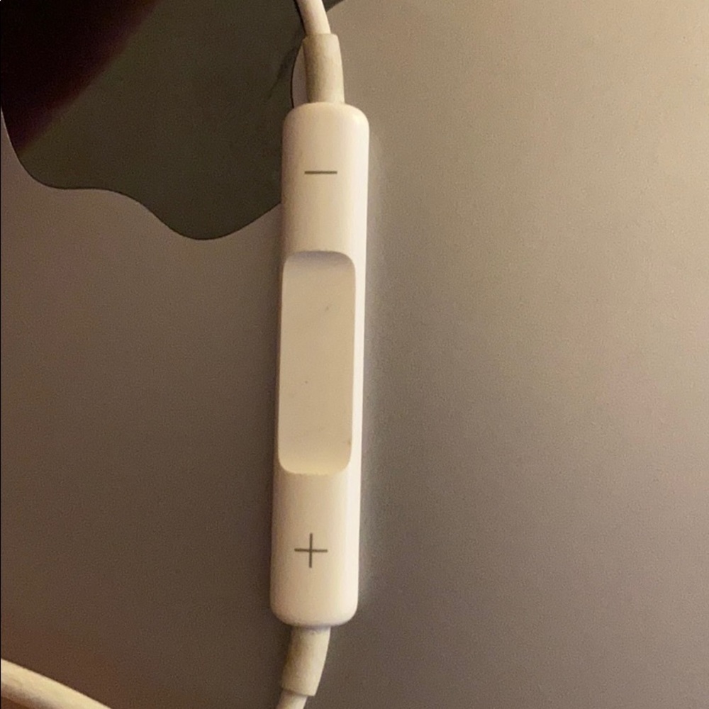Wired apple earbuds - plug in - Picture 2 of 3
